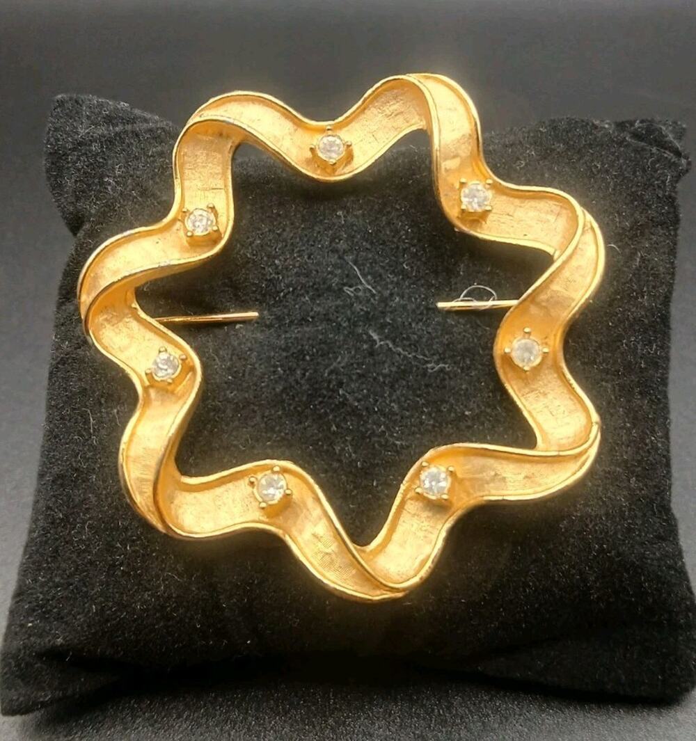 VTG Sarah Coventry 1961 "Starlit Trio" Gold Tone Wavy Ribbon Wreath Brooch Pin